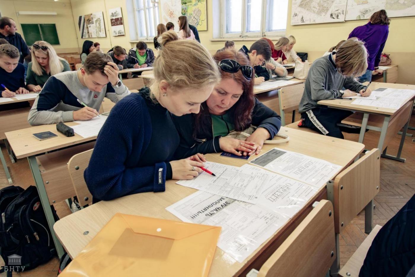 Фоторепортаж со второго дня работы приемной комиссии в БНТУ